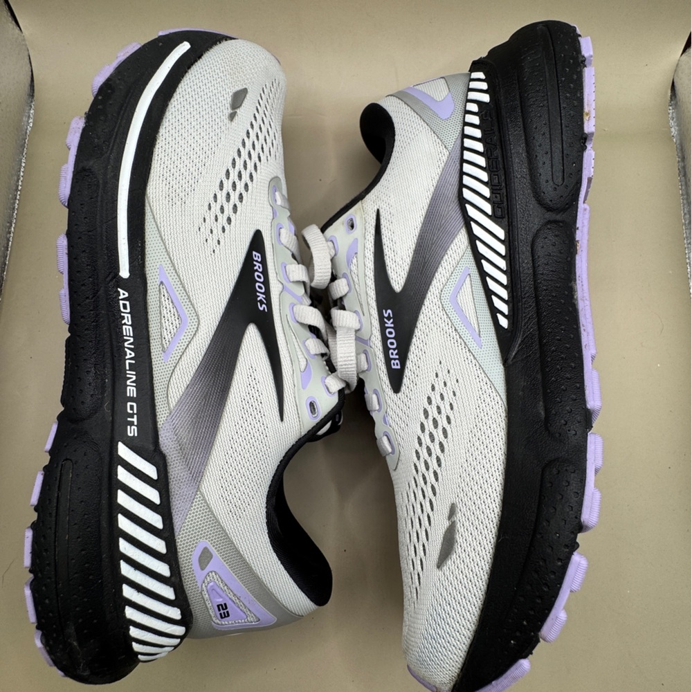 Brooks Adrenaline GTS 23 Gray Shoes Womens Size 8 1203811B039 Very Gently Used